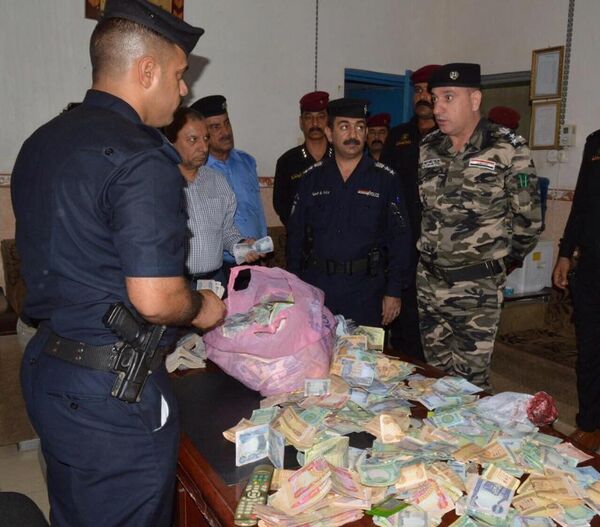 Полицейские в доме умершей нищенки из иракского города эн-Неджаф - Sputnik Литва