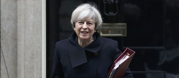 Премьер-министр Великобритании Тереза Мэй покидает Даунинг-Стрит 10 в Лондоне Премьер-министр Великобритании Тереза Мэй покидает Даунинг-Стрит 10 в Лондоне - Sputnik Lietuva