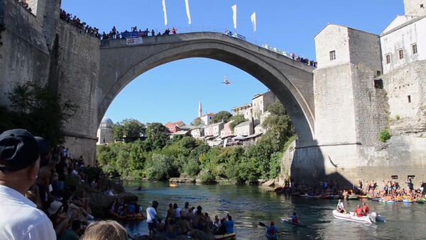Ласточкой в воду с 25-метрового моста: многовековая забава в Боснии и Герцеговине - Sputnik Литва