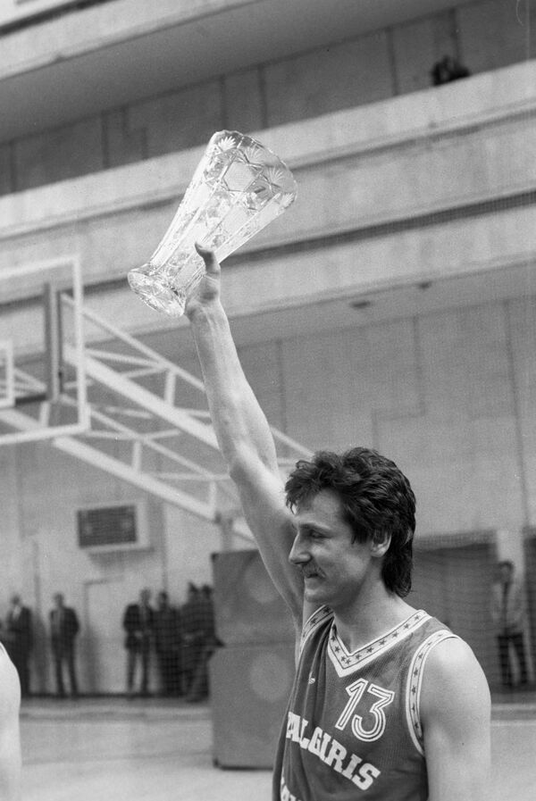 Капитан команды Жальгирис Вольдемарас Хомичус с кубком чемпионов СССР по баскетболу 1986 года - Sputnik Lietuva