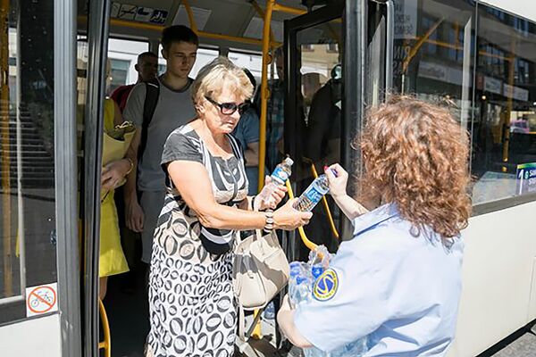 Раздача питьевой воды пассажирам в Вильнюсе - Sputnik Литва