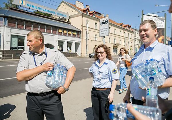 Контролеры раздают воду пассажирам из-за жары в столице - Sputnik Литва