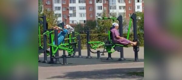 Две бабушки-апашки в Астане занимались на тренажерах в парке в Астане Две бабушки-апашки в Астане занимались на тренажерах в парке в Астане - Sputnik Lietuva
