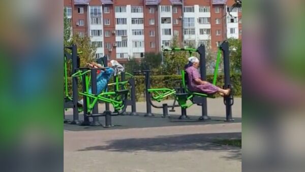 Две бабушки-апашки в Астане занимались на тренажерах в парке в Астане - Sputnik Литва