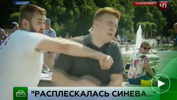 Во время прямого включения пьяный мужчина нанес корреспонденту НТВ удар в лицо - Sputnik Lietuva