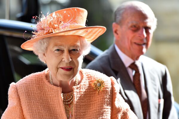 Королева Великобритании Елизавета Вторая и принц Филипп прибывают на концерте - Sputnik Литва