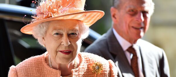Королева Великобритании Елизавета Вторая и принц Филипп прибывают на концерт Королева Великобритании Елизавета Вторая и принц Филипп прибывают на концерт - Sputnik Lietuva
