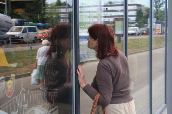 Кто не успел занять очередь - смотрел через стекло Кто не успел занять очередь - смотрел через стекло - Sputnik Литва