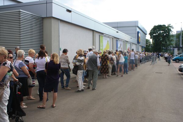 Очередь в Lidl в день открытия супермаркета Очередь в Lidl в день открытия супермаркета - Sputnik Литва