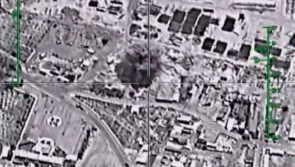 Кадры уничтожения российскими Су-34 нефтяных объектов ИГ в Сирии - Sputnik Литва