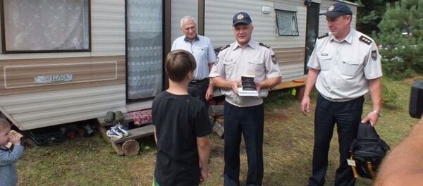 12-летний мальчик, спасший из огня сестренку, и пожарные 12-летний мальчик, спасший из огня сестренку, и пожарные - Sputnik Lietuva