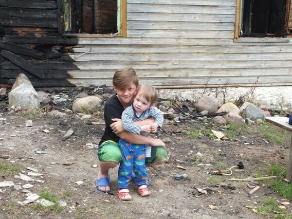 12-летний мальчик, спасший из огня сестренку, и его сестра 12-летний мальчик, спасший из огня сестренку, и его сестра - Sputnik Lietuva