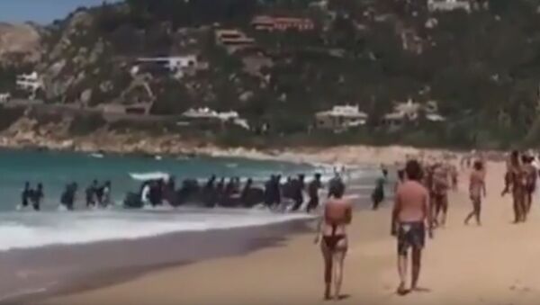 Лодка с четырьмя десятками нелегальных мигрантов причалила на пляж с отдыхающими в Испании - Sputnik Lietuva