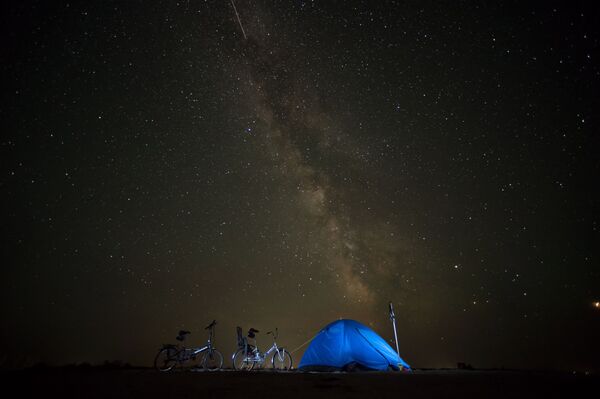Палатка велотуристов на фоне ночного неба, архивное фото - Sputnik Литва