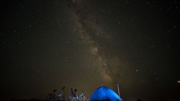 Палатка велотуристов на фоне ночного неба, архивное фото - Sputnik Литва