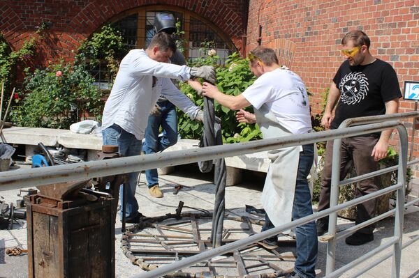 Янтарное дерево выковали кузнецы в Калининграде Янтарное дерево выковали кузнецы в Калининграде - Sputnik Литва