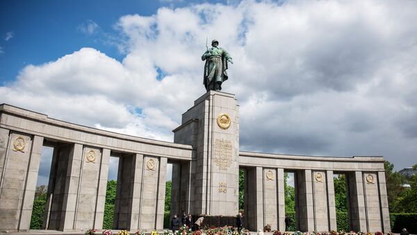 Мемориал павшим советским воинам в Тиргартене в Берлине - Sputnik Lietuva