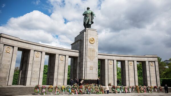 Мемориал павшим советским воинам в Тиргартене в Берлине - Sputnik Lietuva