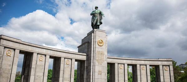 Мемориал павшим советским воинам в Тиргартене в Берлине Мемориал павшим советским воинам в Тиргартене в Берлине - Sputnik Lietuva