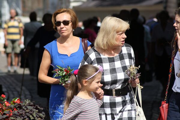 Литовцы возвращаются с праздничной службы в костеле - Sputnik Lietuva