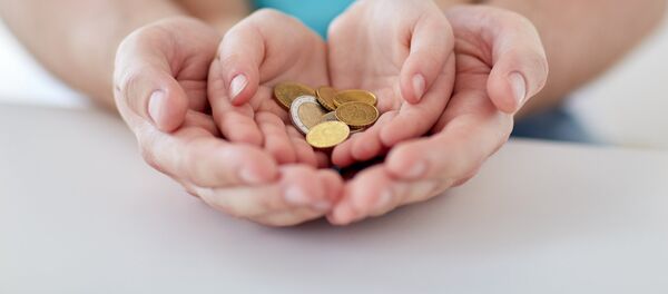 Ребенок с деньгами Ребенок с деньгами - Sputnik Lietuva