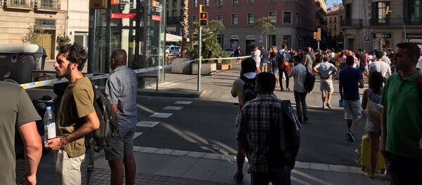 Полицейское оцепление на месте трагедии в Барселоне, 17 августа 2017 - Sputnik Литва