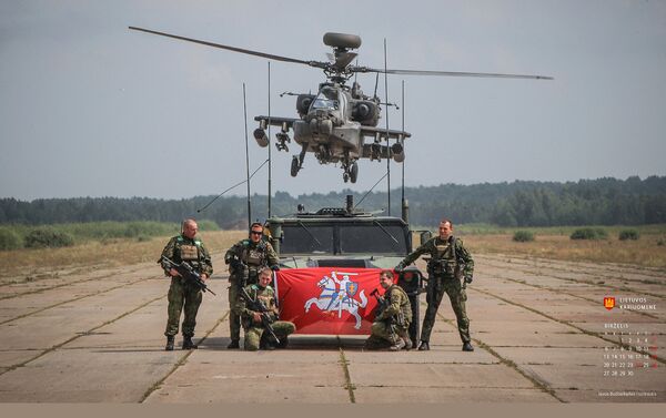 Армейский вертолет и герб Литвы - Sputnik Литва