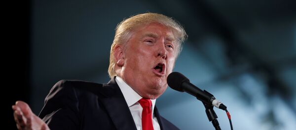Кандидат в президенты США Дональд Трамп за трибуной во время избирательной компании Кандидат в президенты США Дональд Трамп за трибуной во время избирательной компании - Sputnik Литва