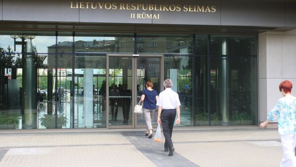 Сотрудники возвращаются с обеда во второй корпус сейма Литвы - Sputnik Литва
