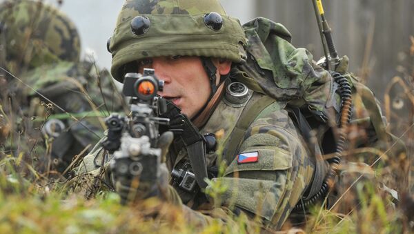 Чешский солдат стреляет из засады во время учений - Sputnik Lietuva
