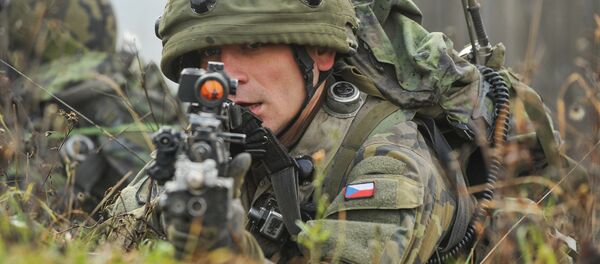 Чешский солдат стреляет из засады во время учений - Sputnik Литва