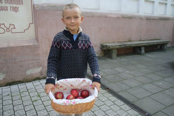 Мальчик с освященными яблоками - Sputnik Литва
