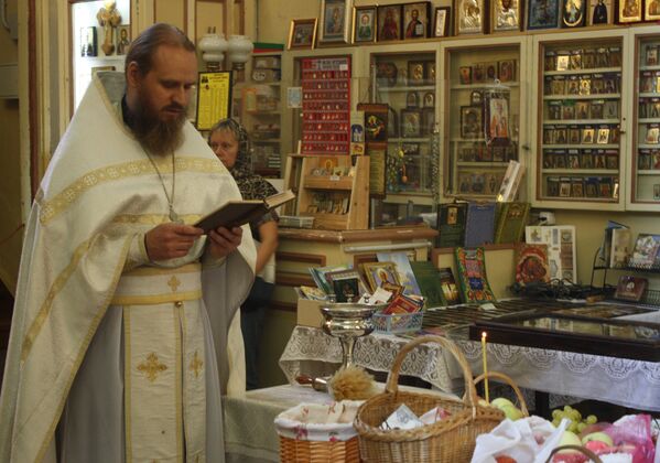Священник читает молитвы перед освящением яблок и меда - Sputnik Литва
