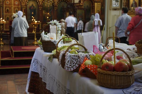 Стол в центре храма с фруктами для освящения - Sputnik Литва