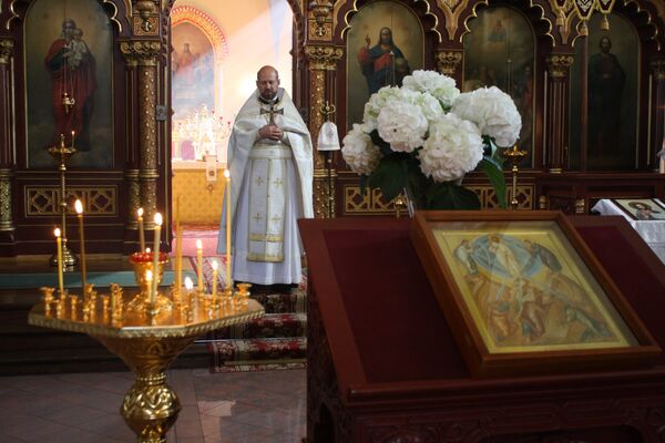 Свечи и икона Преображения в центре собора - Sputnik Литва