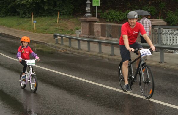 Папа с дочерью едут по трассе веломарафона - Sputnik Lietuva