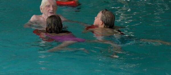 СПУТНИК_столетний немец работает инструктором по плаванию - Sputnik Литва