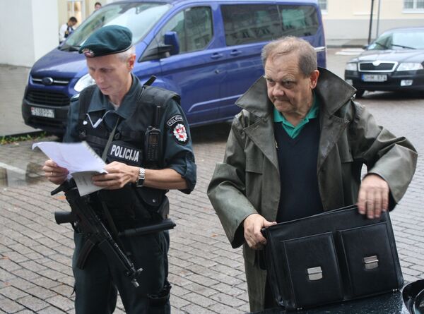 Полицейский патруль проверяет разрешение на проведение акции протеста Полицейский патруль проверяет разрешение на проведение акции протеста - Sputnik Lietuva