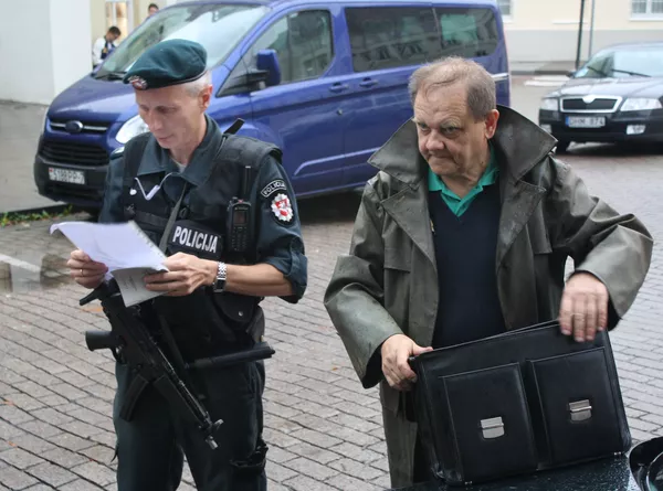 Полицейский патруль проверяет разрешение на проведение акции протеста Полицейский патруль проверяет разрешение на проведение акции протеста - Sputnik Lietuva