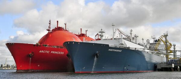 Газовоз Independence и танкер LNG - Sputnik Литва