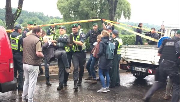 Активистов уносит Каунасская полиция - Sputnik Литва