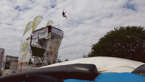 Эстонские акробаты затащили батут на высоту в 10 метров, чтобы совершить уникальный прыжок - Sputnik Литва