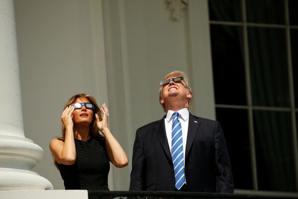 Президент США Дональд Трамп наблюдает солнечное затмение с первой леди Меланией Трамп с балкона Трумэна в Белом доме в Вашингтоне - Sputnik Литва
