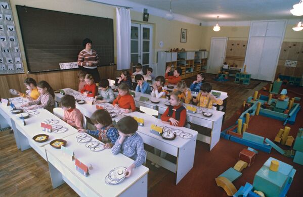 Ребята подготовительной группы детского сада № 56 на занятиях - Sputnik Литва
