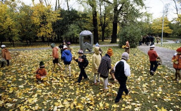 Дети собирают желтые кленовые листья - Sputnik Литва