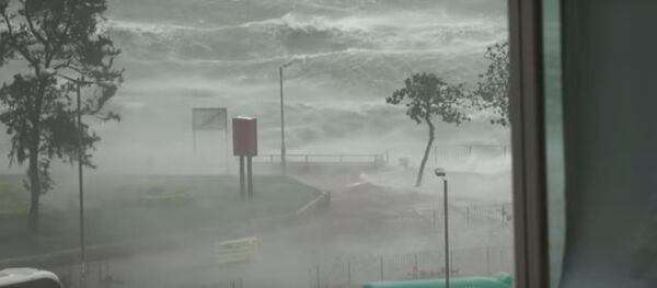 Турист выложил запись последствий тайфуна Hato в Макао - Sputnik Литва