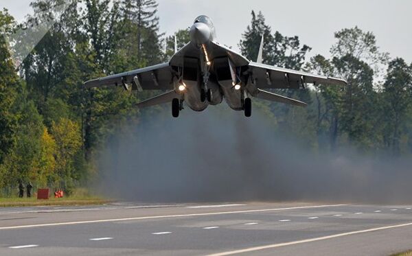 МиГ-29 садится на аэродромный участок автомобильной трассы - Sputnik Литва