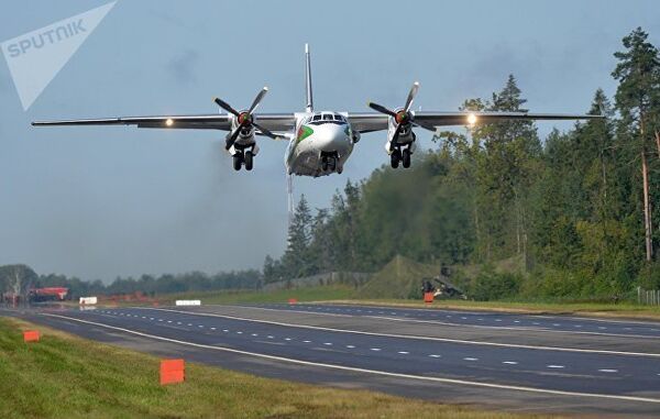 Взлет Ан-26 после разгрузки Взлет Ан-26 после разгрузки - Sputnik Lietuva