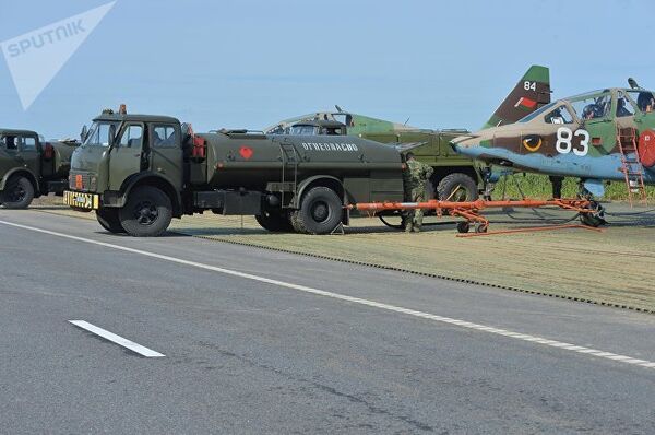 Дозаправка самолетов после посадки на АУД - Sputnik Литва