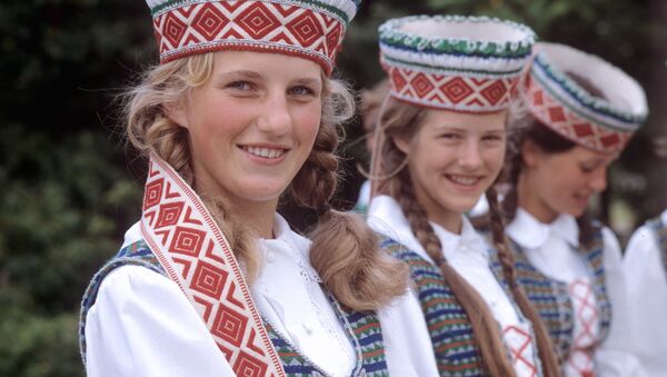 Литовские девушки в национальных костюмах - Sputnik Lietuva